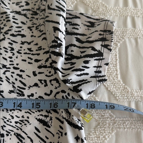 Stylish Black and White Patterned Short Sleeve Top - Picture 7 of 8